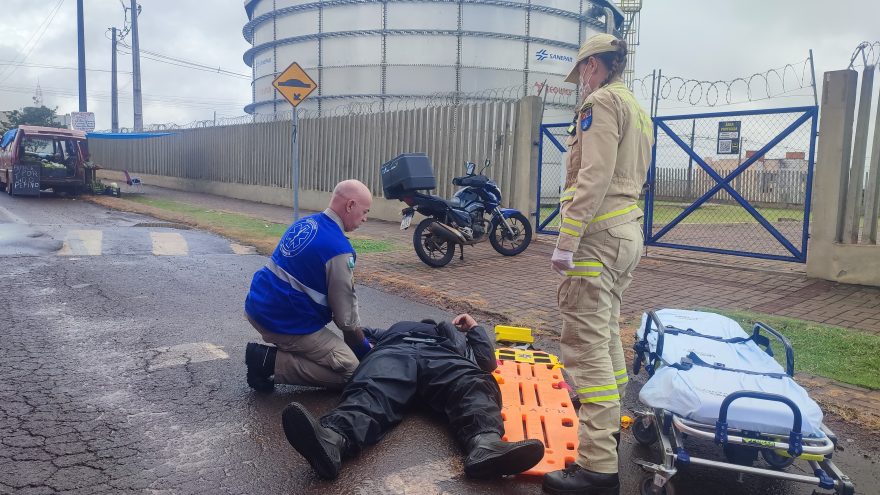 Motociclista fica ferido ao sofrer queda na Avenida das Pombas