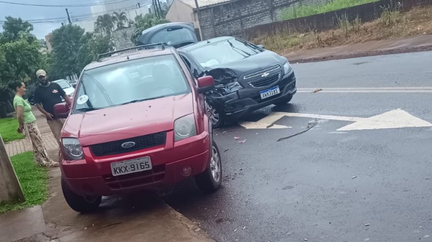 Onix colide em EcoSport estacionada no Claudete