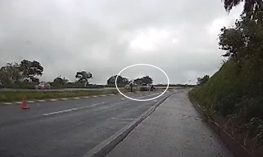 Câmera flagra Classic aquaplanando e caindo no canteiro na BR-163 em Cascavel
