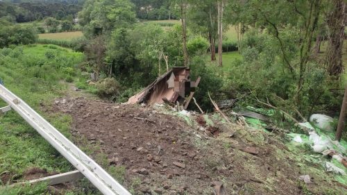 Imagem referente a Tombamento de caminhão interdita BR-373 e causa derramamento de fertilizantes em córrego