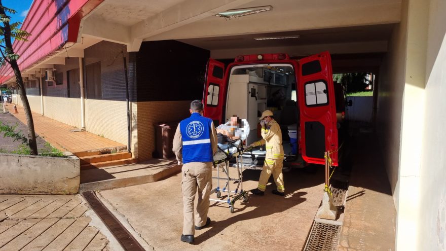 Funcionária é socorrida pelo Siate após sofrer queda em atacado
