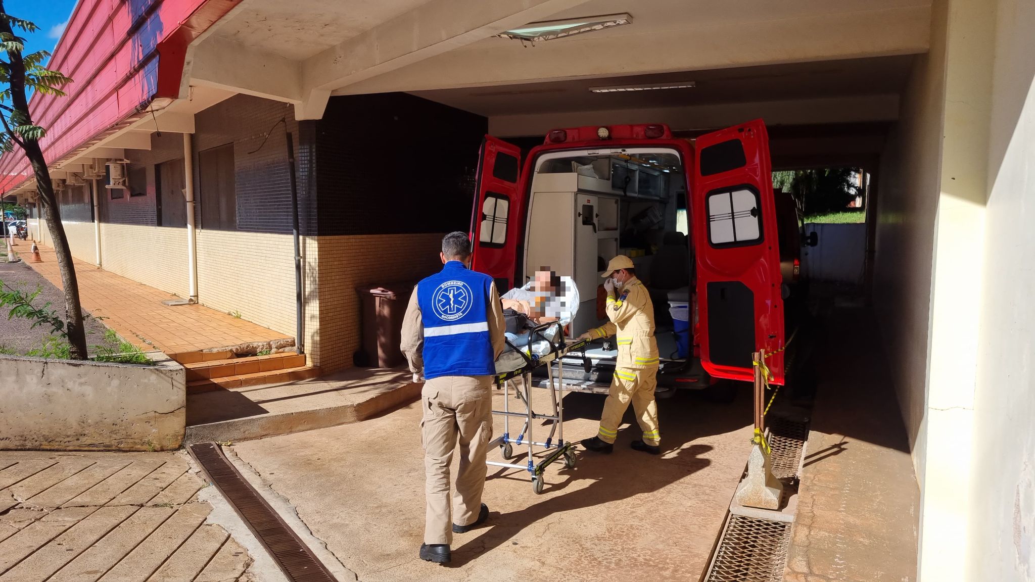 Funcionária é socorrida pelo Siate após sofrer queda em atacado