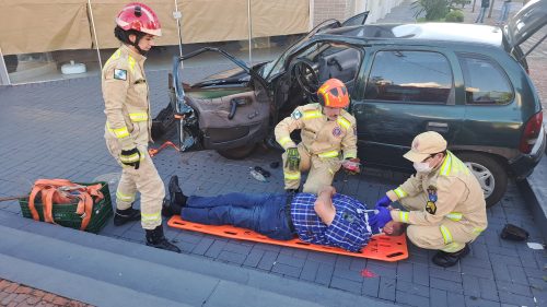 Imagem referente a Corsa e Volvo se envolvem em grave acidente no Centro de Cascavel