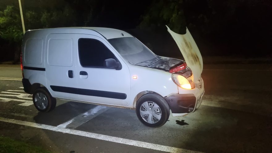 Kangoo pega fogo após colisão com Peugeot em Cascavel