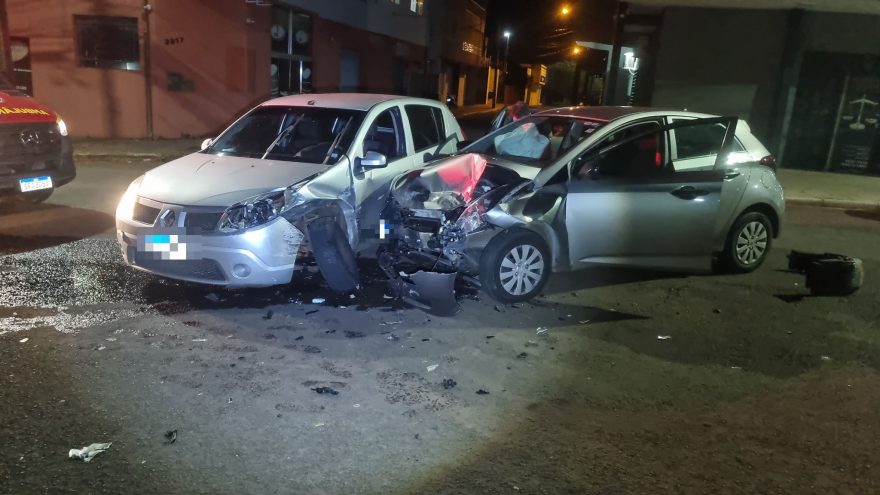 Forte colisão entre Sandero e HB20 mobiliza Siate no Centro
