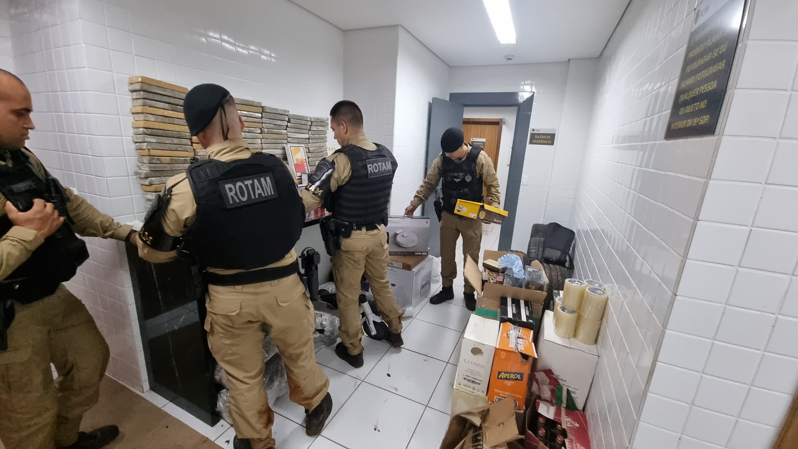 Piratas do asfalto: ação integrada resulta na apreensão de maconha, mercadorias, veículos e dois detidos