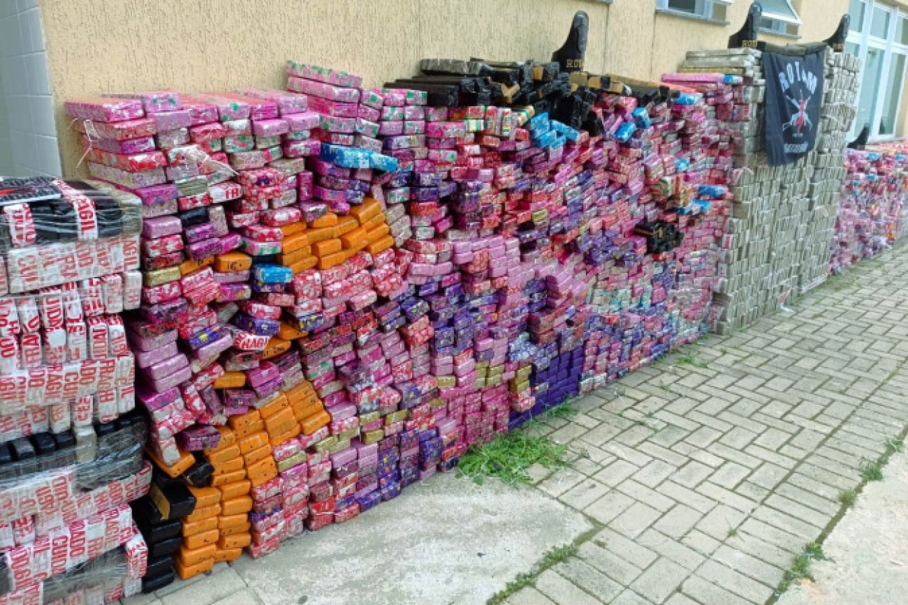 2,8 toneladas apreendidas: grupo tinha até empilhadeira para estocar drogas 2,8 toneladas apreendidas: grupo tinha até empilhadeira para estocar drogas