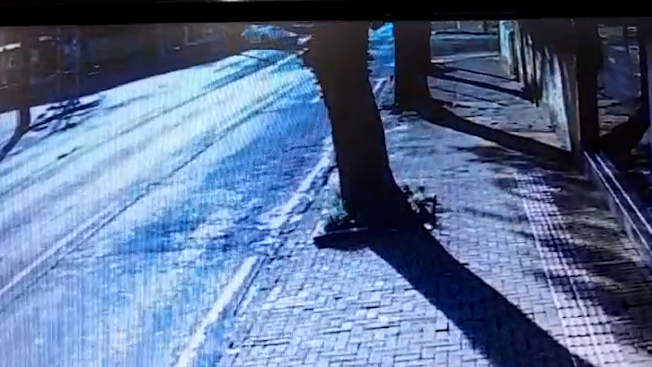 Câmera flagra grave acidente na Rua São Paulo Câmera flagra grave acidente na Rua São Paulo