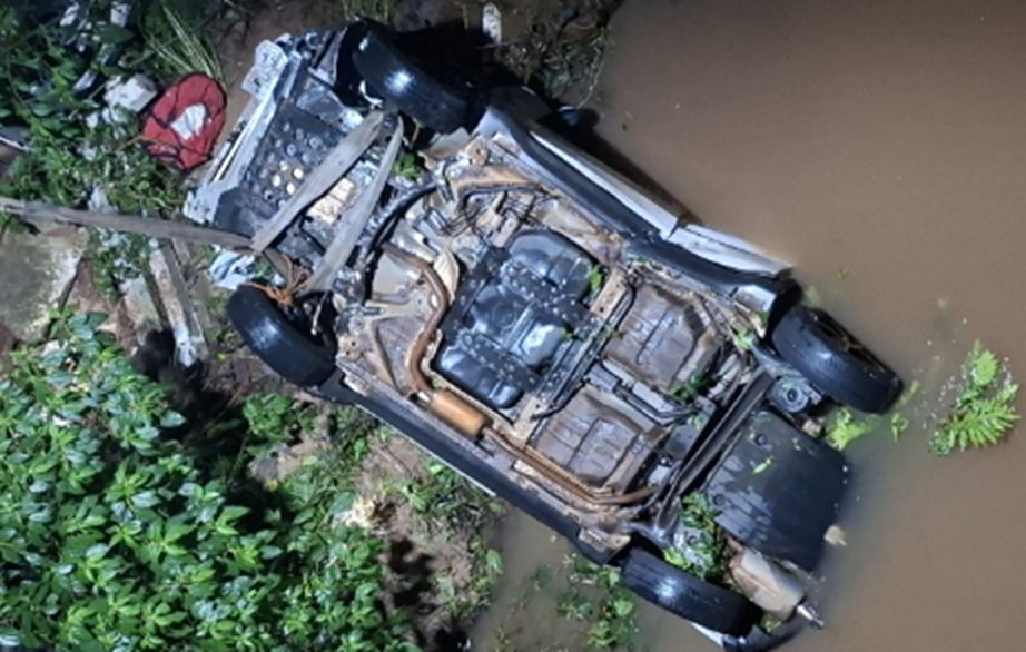 Tragédia na PR-082: Homem de 46 anos morre após cair com carro em rio Tragédia na PR-082: Homem de 46 anos morre após cair com carro em rio