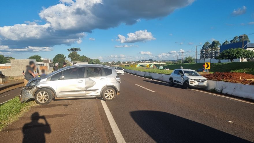 Acidente entre Renault Kwid e Honda Fit é registrado na PRc-467