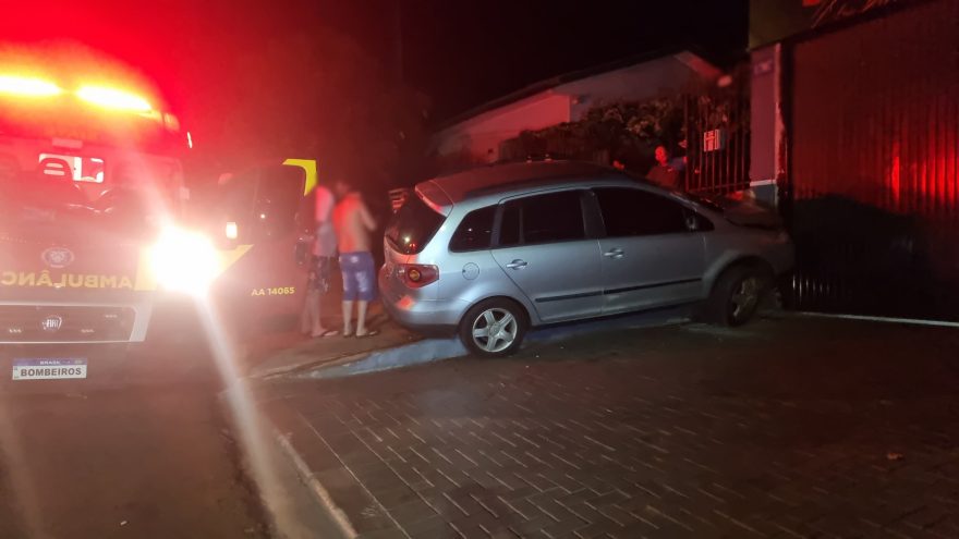 Homem perde o controle da direção e atinge muro de residência no Santa Cruz