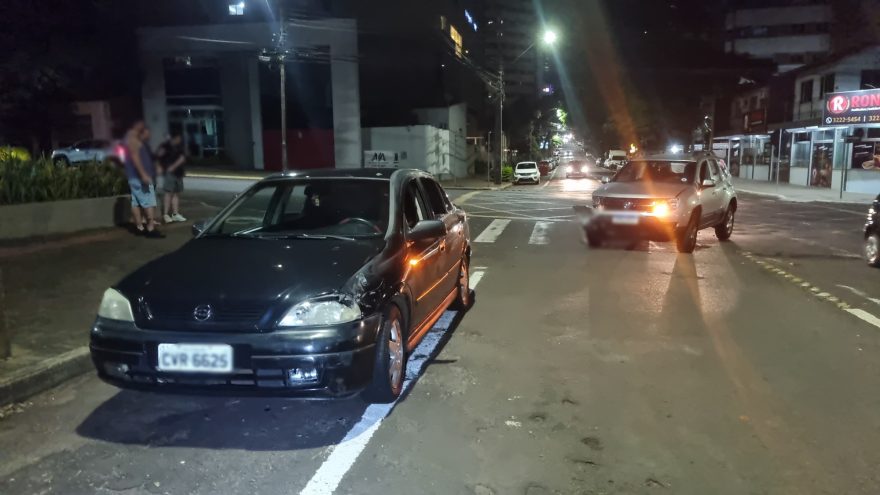 Choque entre Duster e Astra causa susto, mas não deixa feridos no Centro de Cascavel