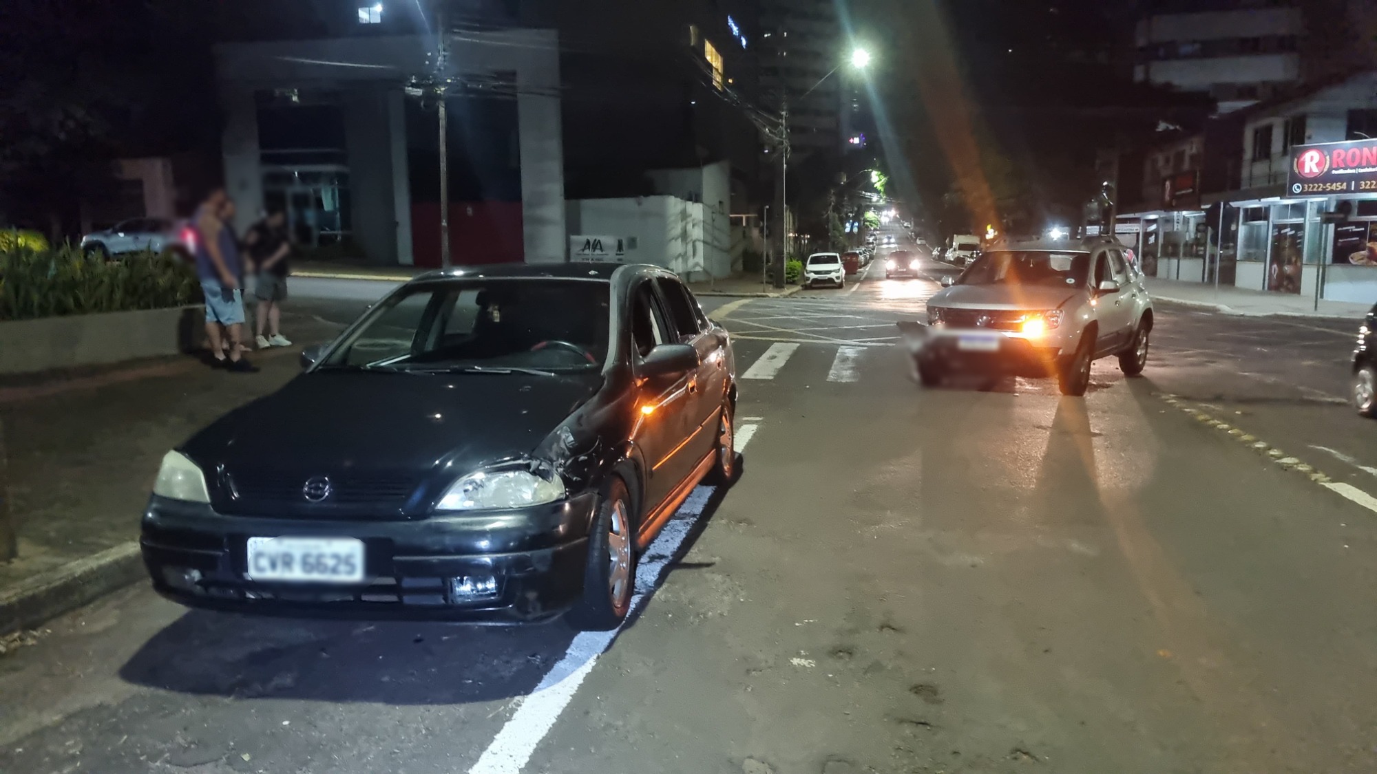 Choque entre Duster e Astra causa susto, mas não deixa feridos no Centro de Cascavel Choque entre Duster e Astra causa susto, mas não deixa feridos no Centro de Cascavel