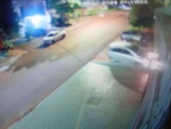 Câmera registra o momento em que motorista atinge muro no Santa Cruz