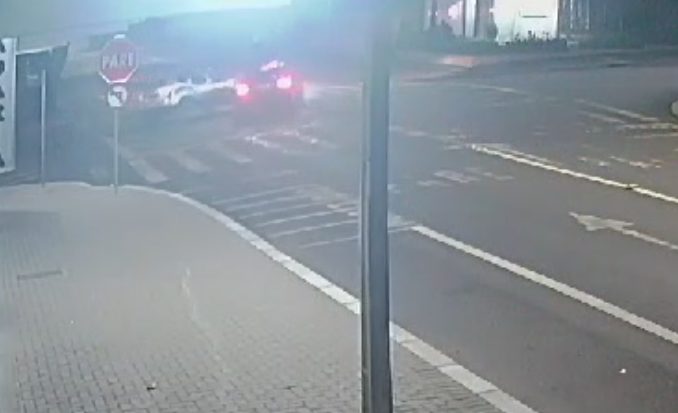 Câmera registra acidente entre Astra e Duster no Centro