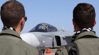 Caça adquirido pelo Brasil surpreende F-15 dos EUA em combate simulado