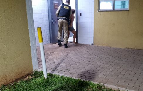 Imagem referente a Homem ameaça inquilina, tenta cobrar aluguel com sexo e é pego pela PM de cueca