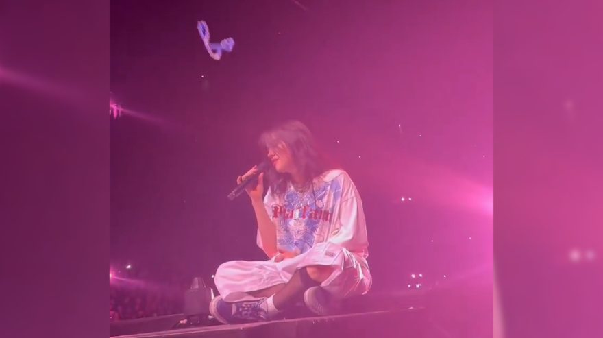 Billie Eilish é atingida por objeto no meio de show