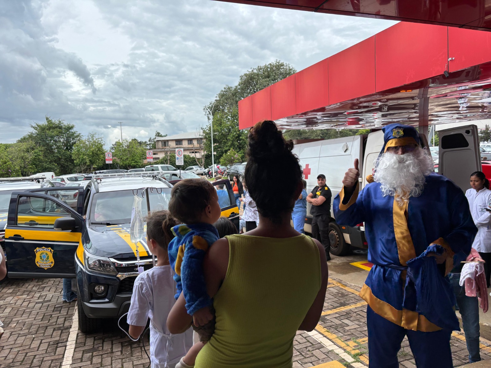 Papai Noel da PRF alegra crianças no Hospital Universitário em Cascavel