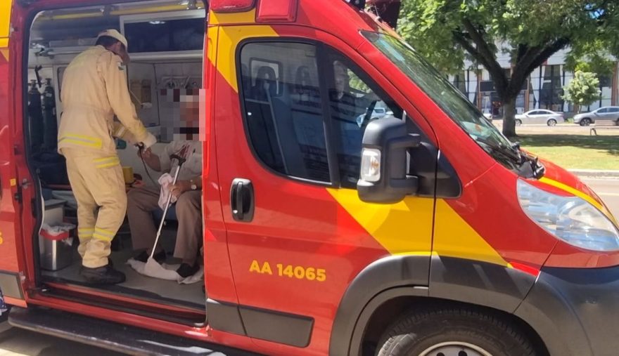Idoso tropeça no meio-fio da Avenida Brasil e sofre queda