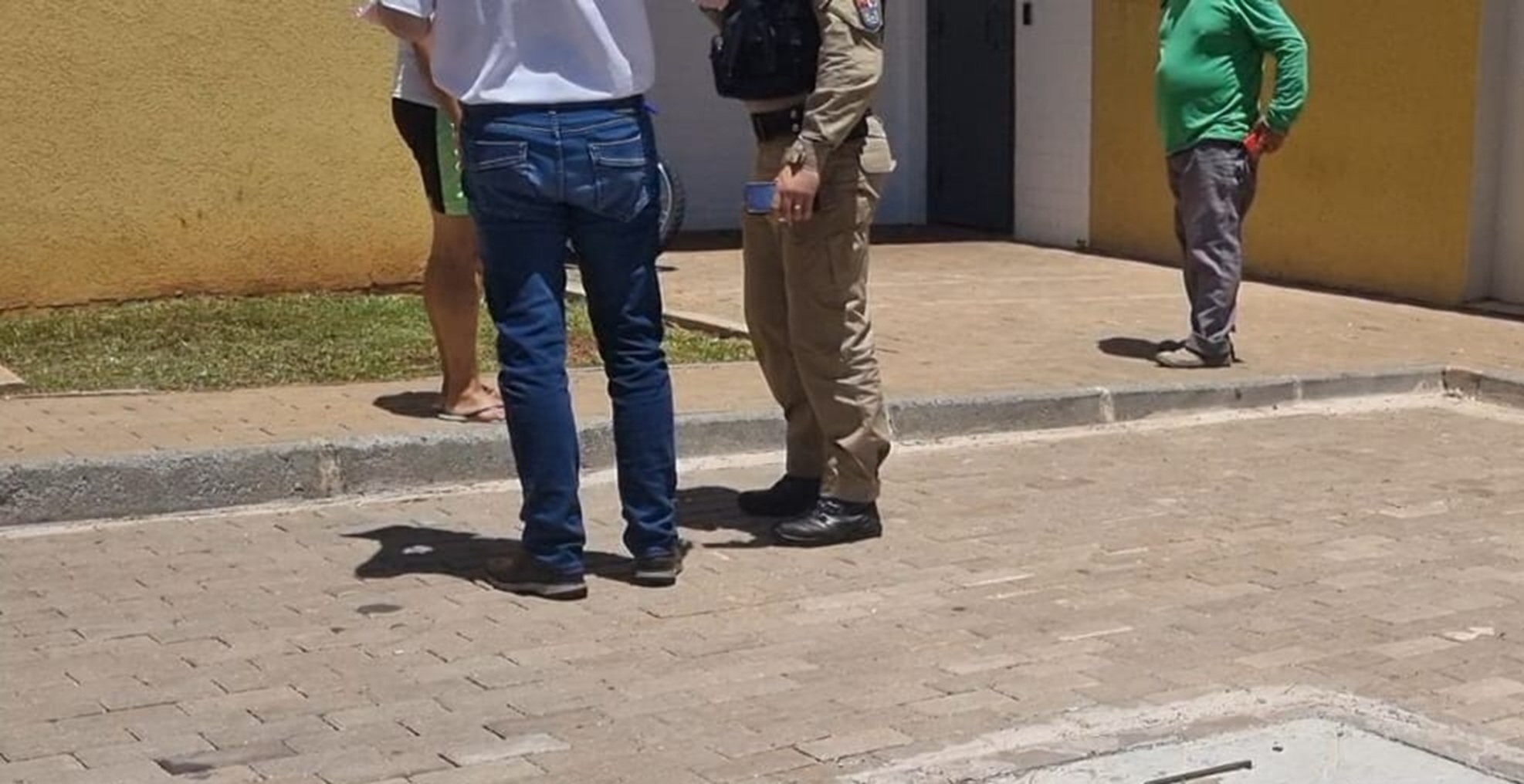 Crianças de 11 e 7 anos são encontradas sozinhas em casa e pais são detidos por abandono de incapaz Crianças de 11 e 7 anos são encontradas sozinhas em casa e pais são detidos por abandono de incapaz