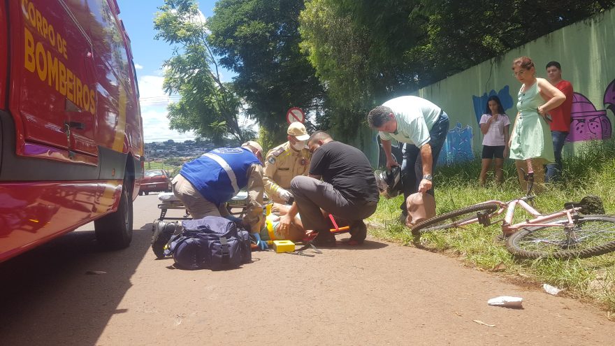 Mulher fratura a clavícula após colisão entre bicicleta e carro no Brasmadeira