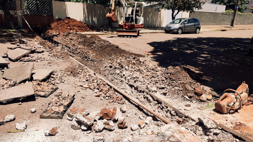 Reparos em encanamentos deixa trecho da Rua 13 de Maio interditada