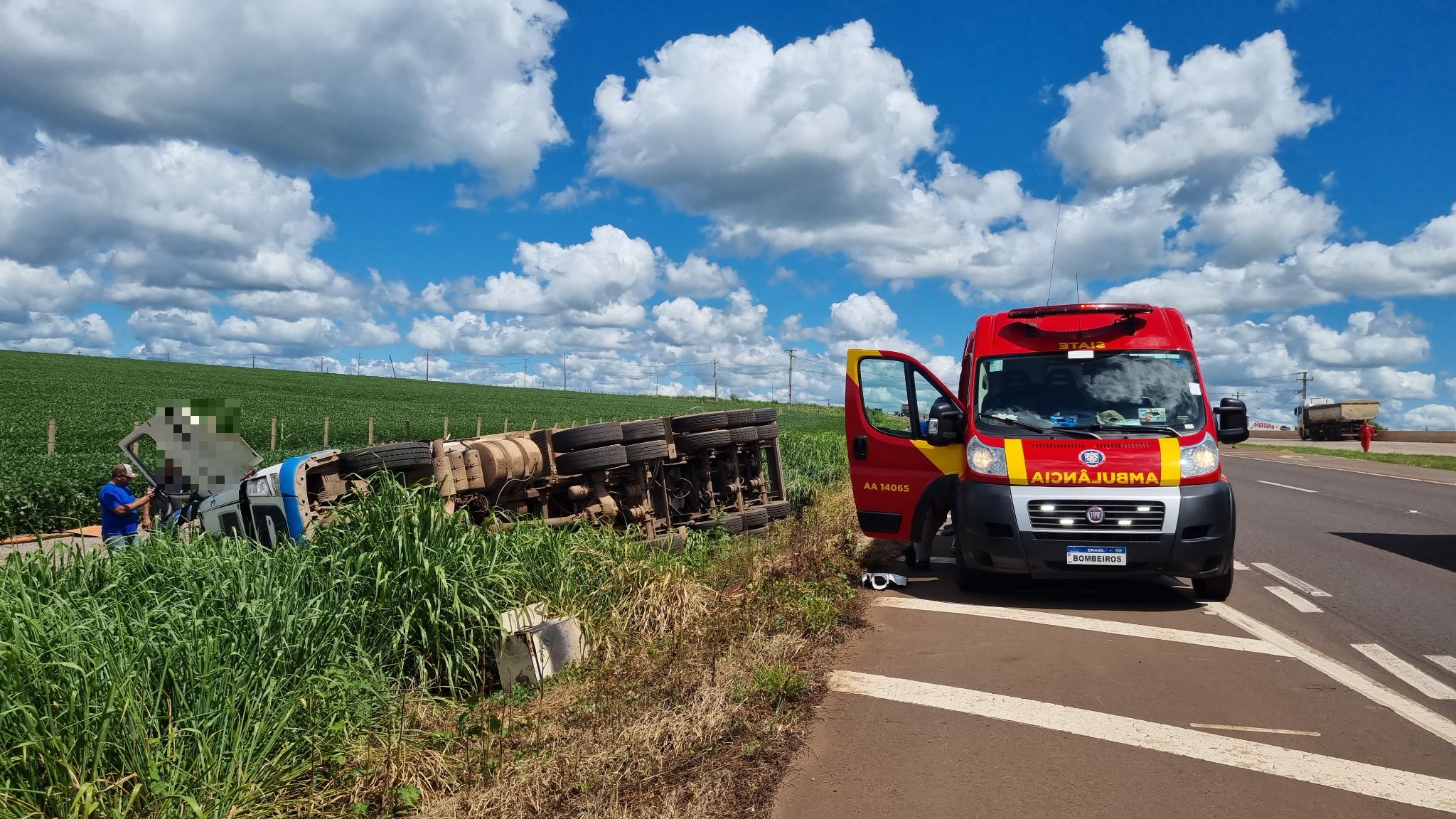 Tombamento de carreta mobilizada Siate na BR-163 em Cascavel Tombamento de carreta mobilizada Siate na BR-163 em Cascavel