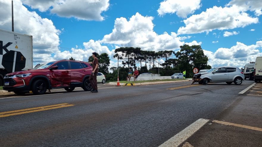 Acidente envolvendo três veículos mobiliza equipes de resgate na BR-277, em Santa Tereza do Oeste