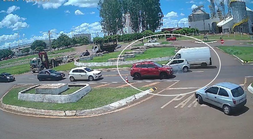 Câmera mostra dinâmica de acidente envolvendo três veículos na BR-277