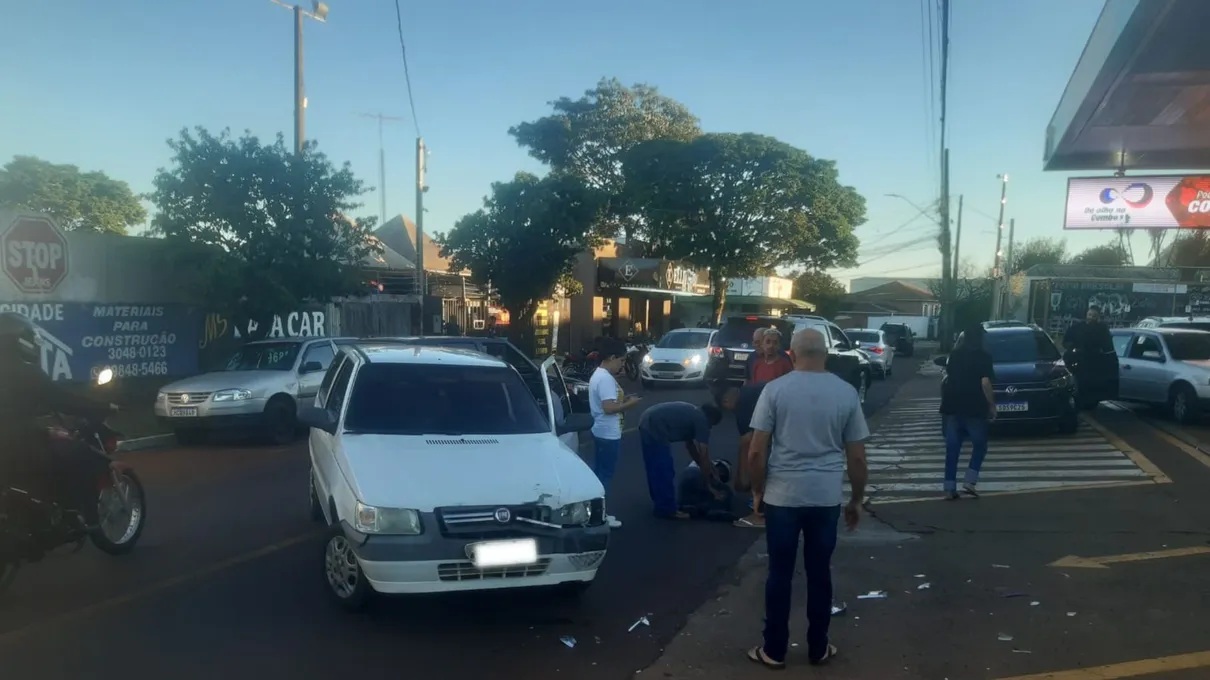 Motociclista fica ferido em acidente com Fiat Uno em Apucarana Motociclista fica ferido em acidente com Fiat Uno em Apucarana