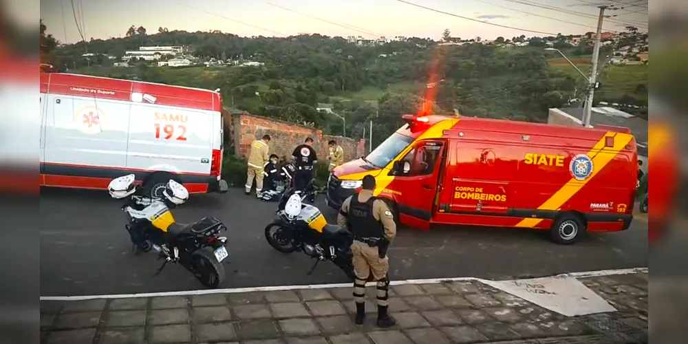 Homem é baleado no meio da rua em Ponta Grossa Homem é baleado no meio da rua em Ponta Grossa
