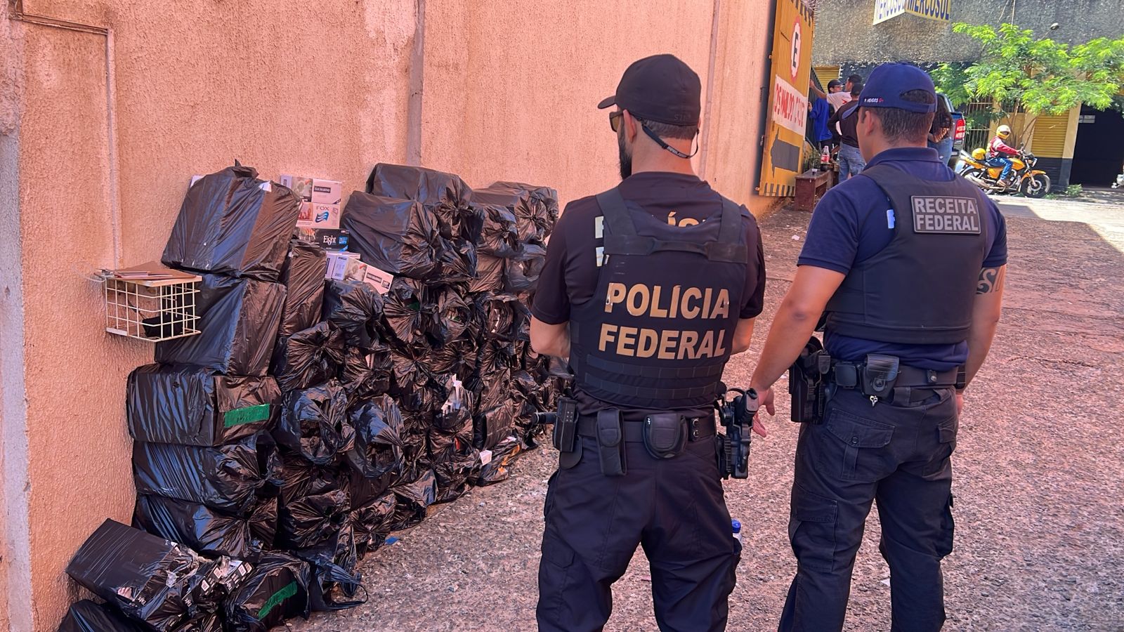 Operação leva a prisão de três pessoas e apreensão de R$ 200 mil em mercadorias na fronteira