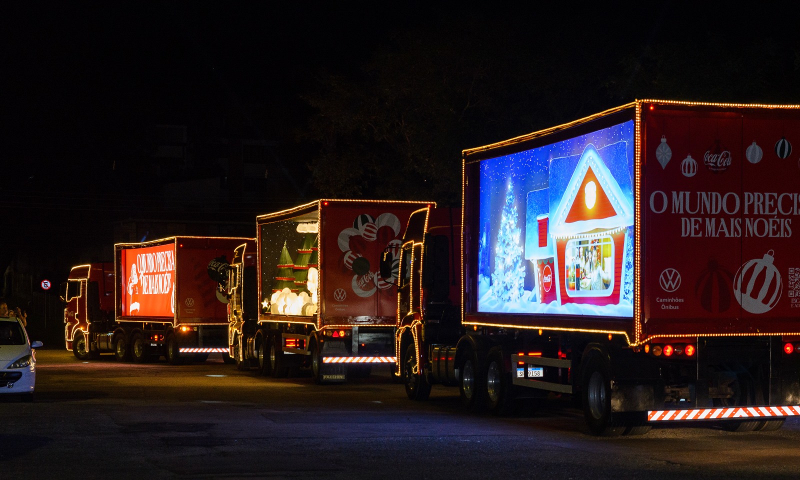 Caravana de Natal da Coca-Cola encanta Cascavel nesta terça-feira
