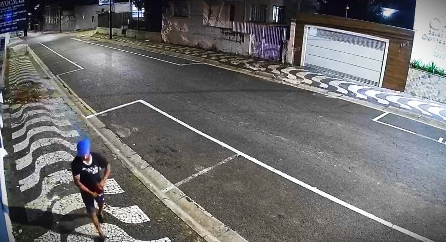 Vídeo mostra ação de ladrões que realizam furto em advocacia