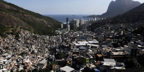 Imagem referente a Polícia do Rio faz ação na Rocinha para cumprir 34 mandados de prisão