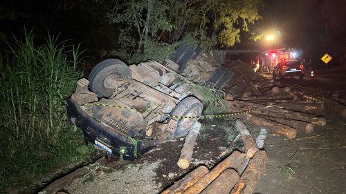 Caminhoneiro morre após saída de pista na BR-158, em Palmital Imagem referente a Caminhoneiro morre após saída de pista na BR-158, em Palmital
