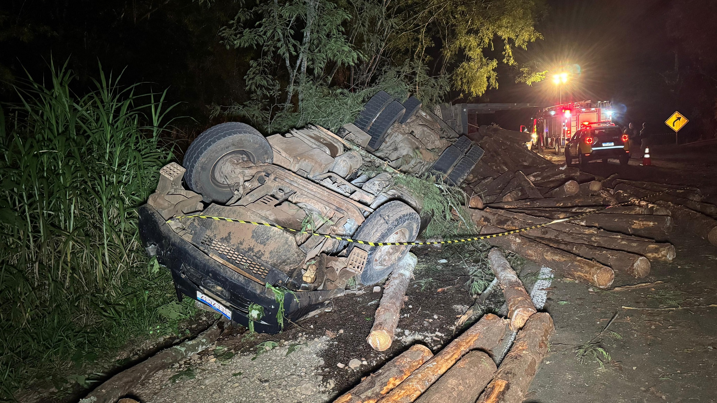 Caminhoneiro morre após saída de pista na BR-158, em Palmital