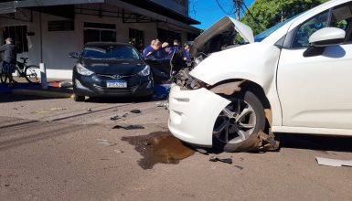 Imagem referente a Forte colisão entre carro é registrada na Rua Paraná, no Centro