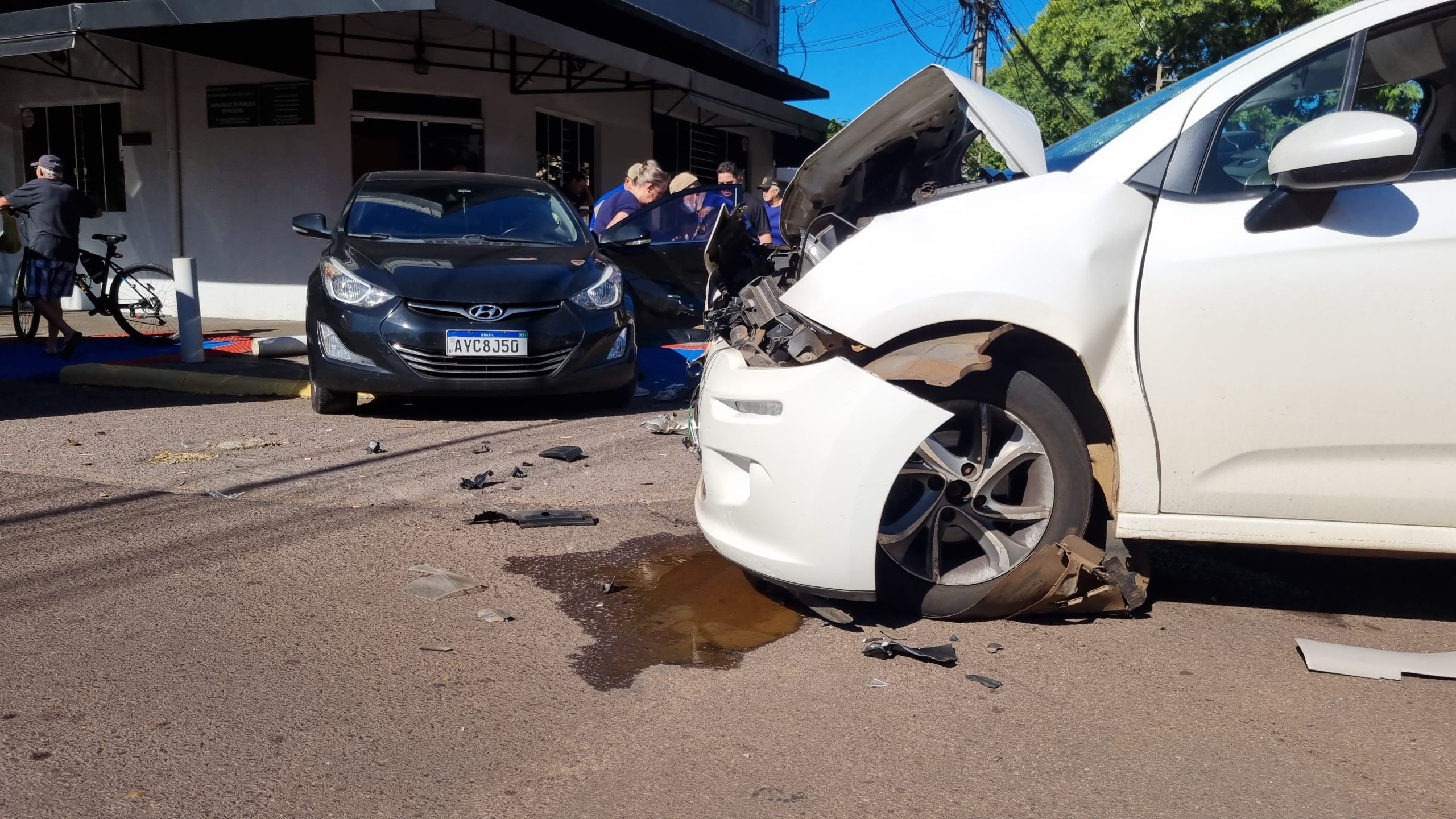 Forte colisão entre carro é registrada na Rua Paraná, no Centro