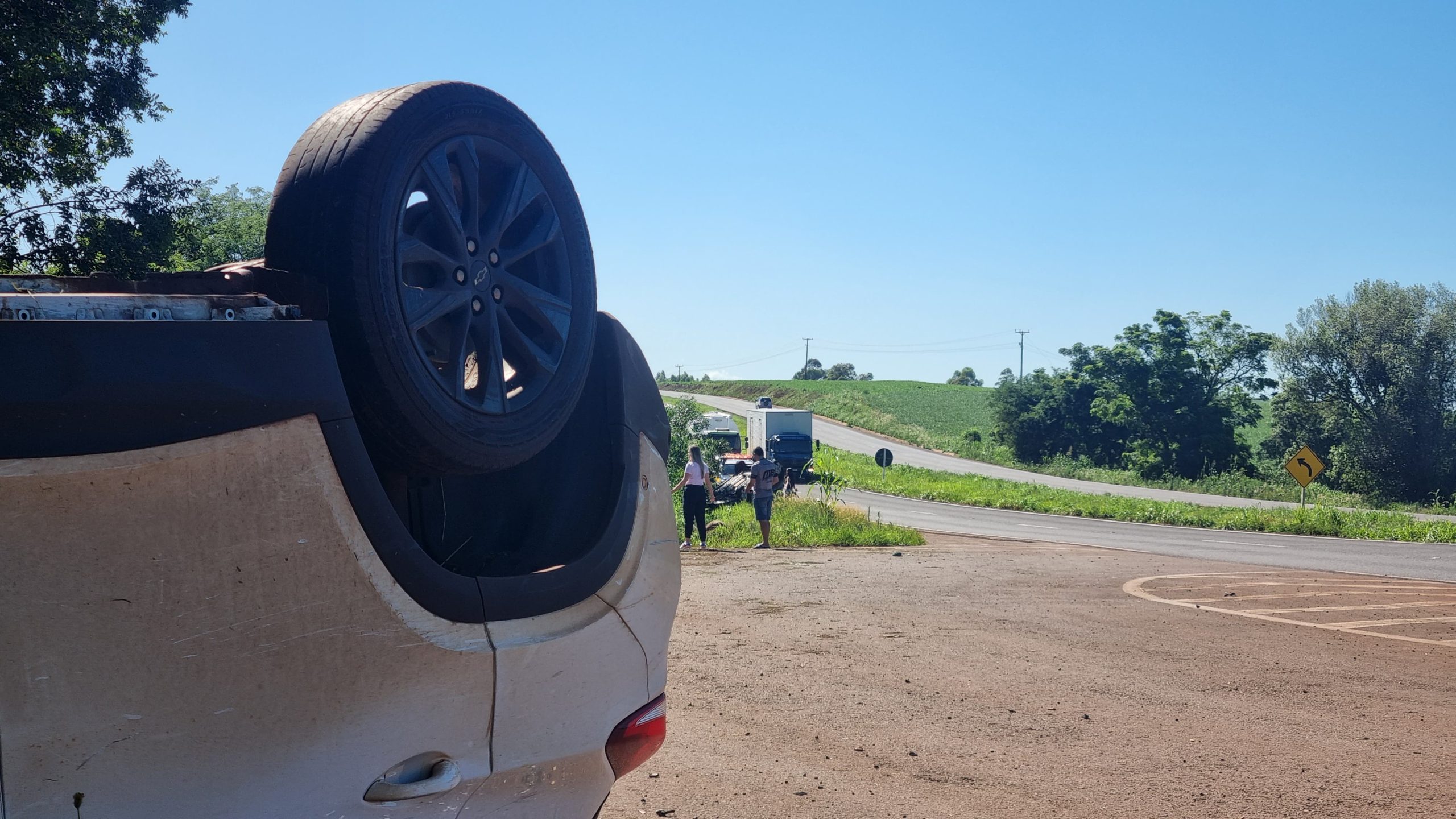 Acidente deixa dois carros capotados na rodovia BR-163 Acidente deixa dois carros capotados na rodovia BR-163
