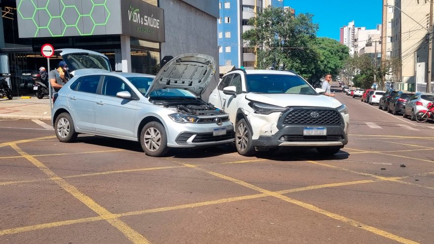 Colisão deixa trânsito parcialmente interditado no Centro de Cascavel