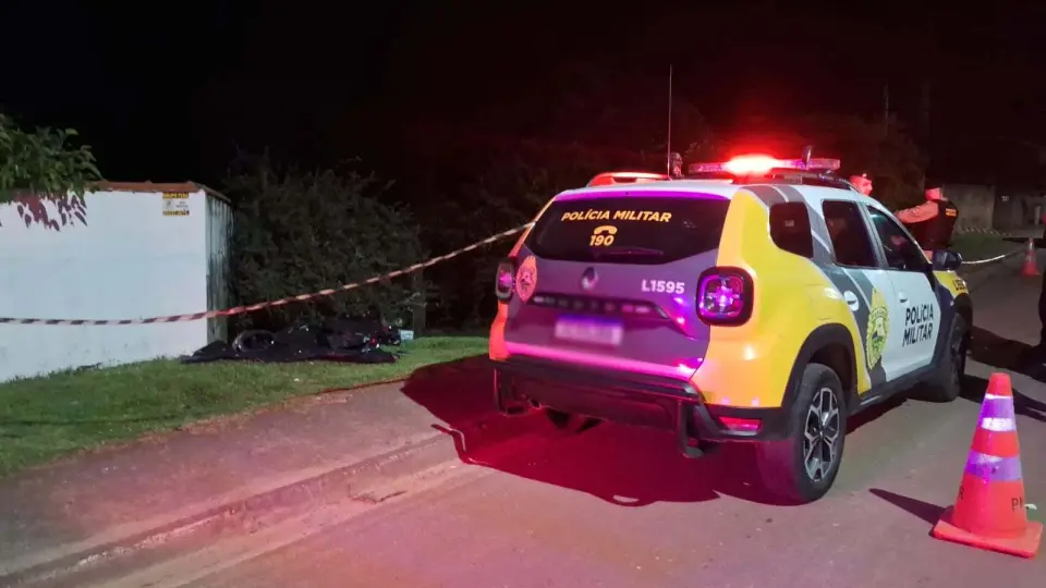 Motociclista bate violentamente contra muro e morre: "chegou a quebrar o muro, com o rosto dele" Motociclista bate violentamente contra muro e morre: "chegou a quebrar o muro, com o rosto dele"