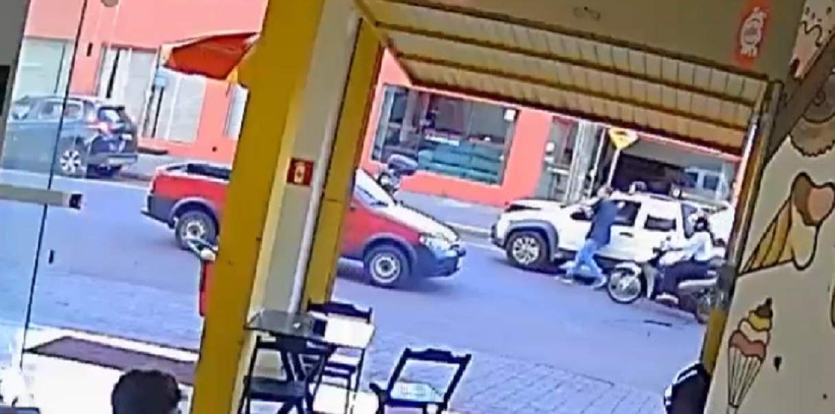 Internauta procura por motorista de Strada envolvido em acidente na Rua Jacarezinho Internauta procura por motorista de Strada envolvido em acidente na Rua Jacarezinho