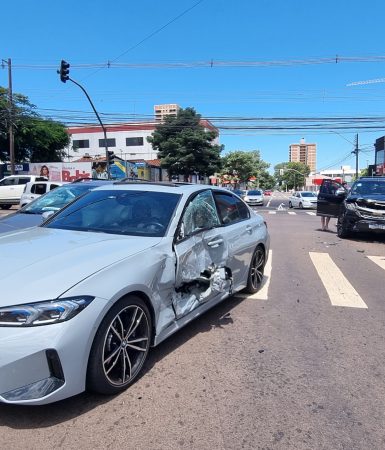 Imagem referente a BMW 320i, S10 e HB20 se envolvem em forte colisão no Centro