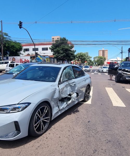 Imagem referente a BMW 320i, S10 e HB20 se envolvem em forte colisão no Centro