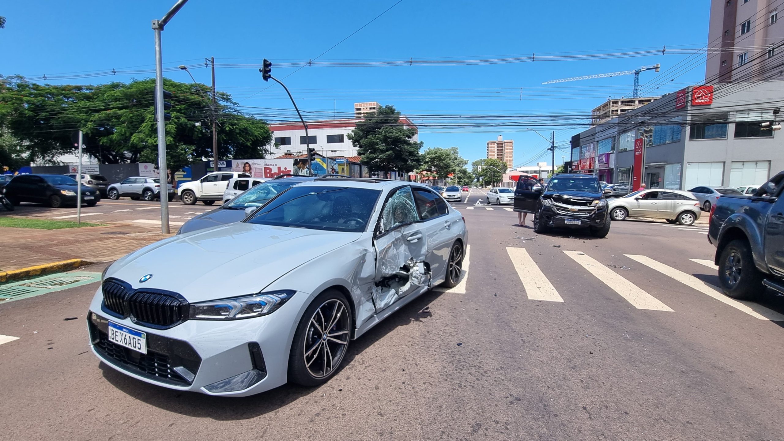 BMW 320i, S10 e HB20 se envolvem em forte colisão no Centro BMW 320i, S10 e HB20 se envolvem em forte colisão no Centro