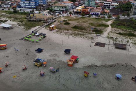 Imagem referente a Começam as montagens das estruturas esportivas do Verão Maior Paraná 2024/2025