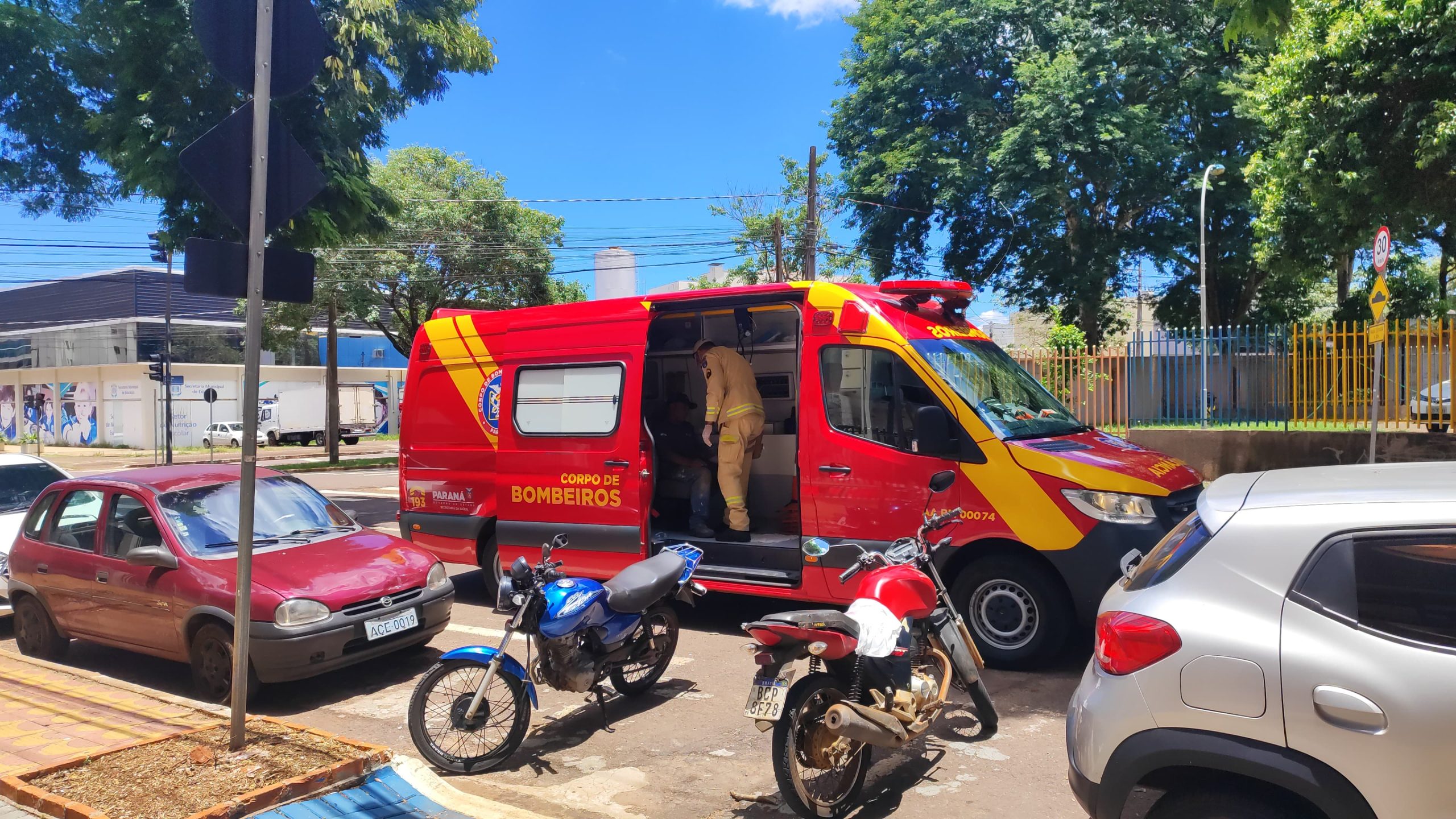 Trabalhador fica com pedaço de madeira cravado à mão em acidente com máquina Trabalhador fica com pedaço de madeira cravado à mão em acidente com máquina