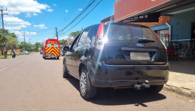 Imagem referente a Motociclista fica ferido ao atingir Fiesta estacionado na Rua Pedro Baú